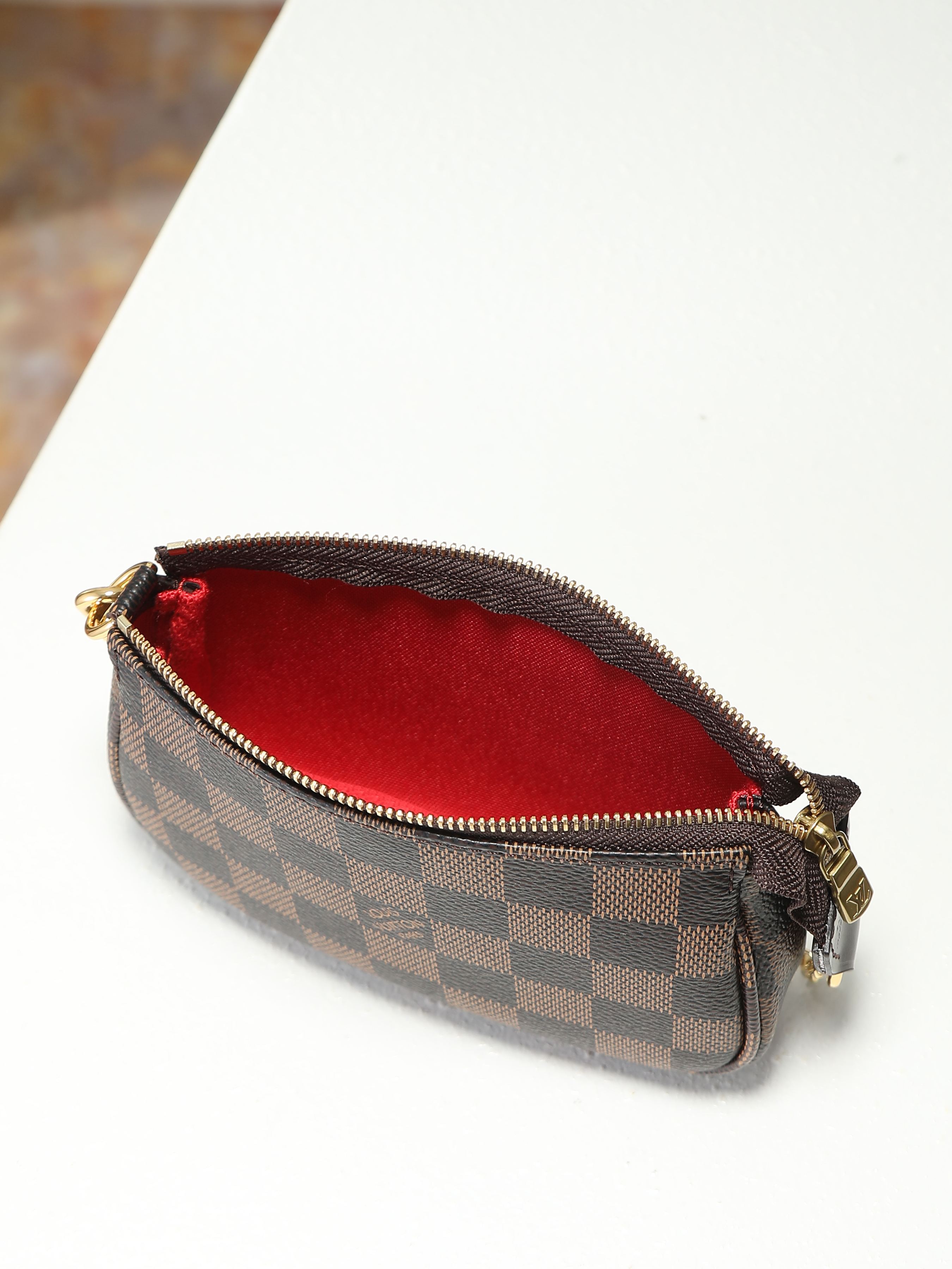 【顶级品质】 M58009 啡格 本款Mini Pochette Accessoires手拿包采用柔软Monogram帆 【顶级品质】 M58009 啡格 本款Mini Pochette Accessoires手拿包采用柔软Monogram帆