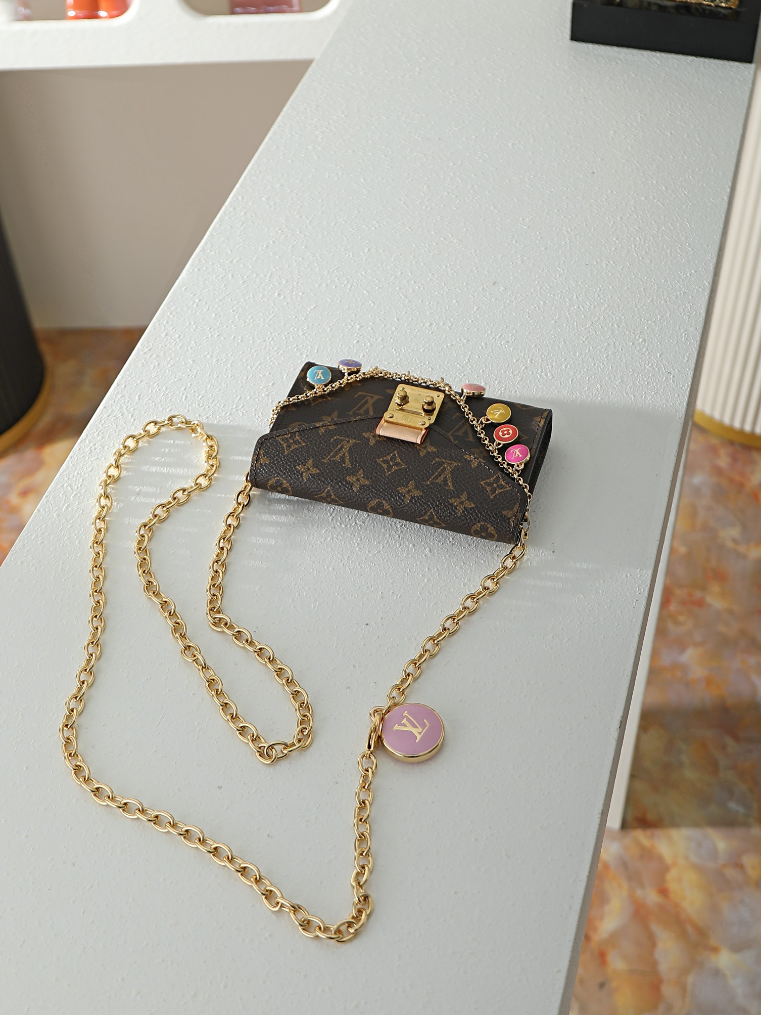 【顶级品质】 M4588z 老花 本款Pouch Metis腰带以奇巧设计拓展多重功能与风尚。金属链条与Monogram 【顶级品质】 M4588z 老花 本款Pouch Metis腰带以奇巧设计拓展多重功能与风尚。金属链条与Monogram