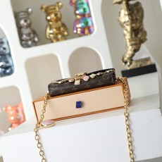 【顶级品质】 M4588z 老花 本款Pouch Metis腰带以奇巧设计拓展多重功能与风尚。金属链条与Monogram 【顶级品质】 M4588z 老花 本款Pouch Metis腰带以奇巧设计拓展多重功能与风尚。金属链条与Monogram