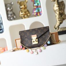 【顶级品质】 M4588z 老花 本款Pouch Metis腰带以奇巧设计拓展多重功能与风尚。金属链条与Monogram 【顶级品质】 M4588z 老花 本款Pouch Metis腰带以奇巧设计拓展多重功能与风尚。金属链条与Monogram
