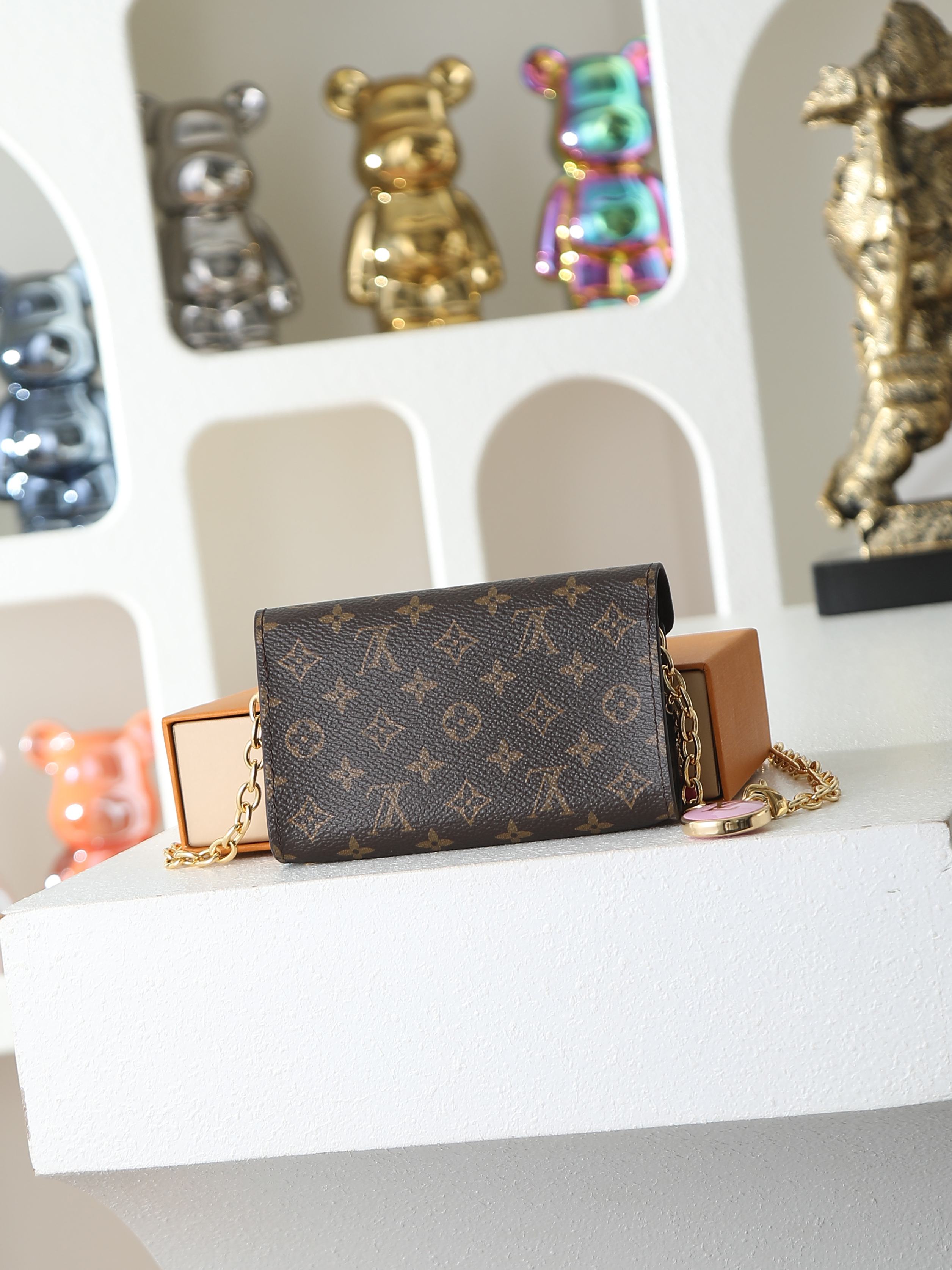 【顶级品质】 M4588z 老花 本款Pouch Metis腰带以奇巧设计拓展多重功能与风尚。金属链条与Monogram 【顶级品质】 M4588z 老花 本款Pouch Metis腰带以奇巧设计拓展多重功能与风尚。金属链条与Monogram