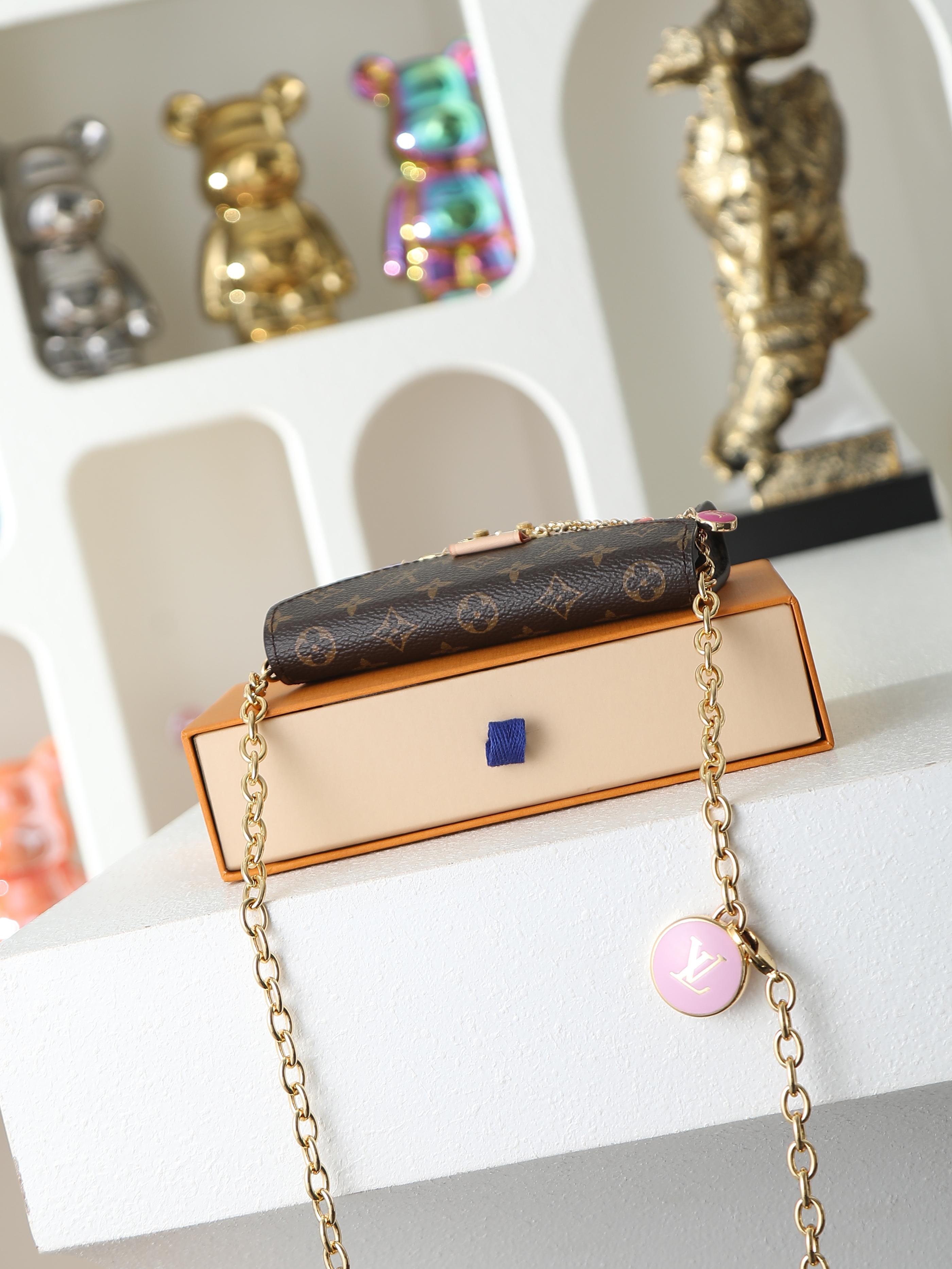 【顶级品质】 M4588z 老花 本款Pouch Metis腰带以奇巧设计拓展多重功能与风尚。金属链条与Monogram 【顶级品质】 M4588z 老花 本款Pouch Metis腰带以奇巧设计拓展多重功能与风尚。金属链条与Monogram