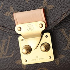 【顶级品质】 M4588z 老花 本款Pouch Metis腰带以奇巧设计拓展多重功能与风尚。金属链条与Monogram 【顶级品质】 M4588z 老花 本款Pouch Metis腰带以奇巧设计拓展多重功能与风尚。金属链条与Monogram