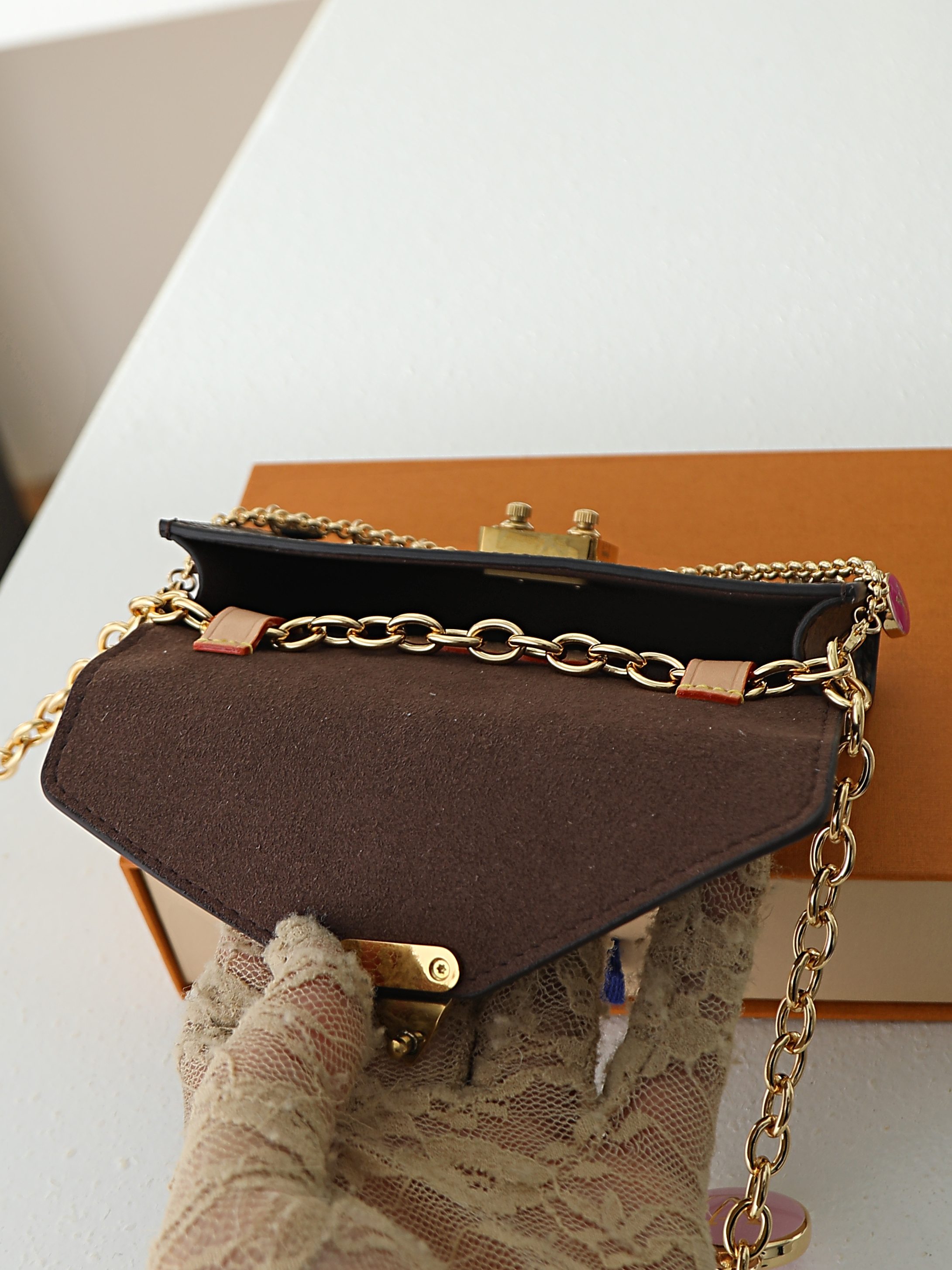 【顶级品质】 M4588z 老花 本款Pouch Metis腰带以奇巧设计拓展多重功能与风尚。金属链条与Monogram 【顶级品质】 M4588z 老花 本款Pouch Metis腰带以奇巧设计拓展多重功能与风尚。金属链条与Monogram