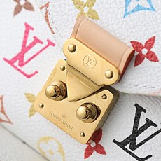 【顶级品质】 M4625z 白彩 限量版L Metis腰带以缤纷姿彩亮相路易威登与村上隆的开创性合作系列。莹泽链条方便随 【顶级品质】 M4625z 白彩 限量版L Metis腰带以缤纷姿彩亮相路易威登与村上隆的开创性合作系列。莹泽链条方便随