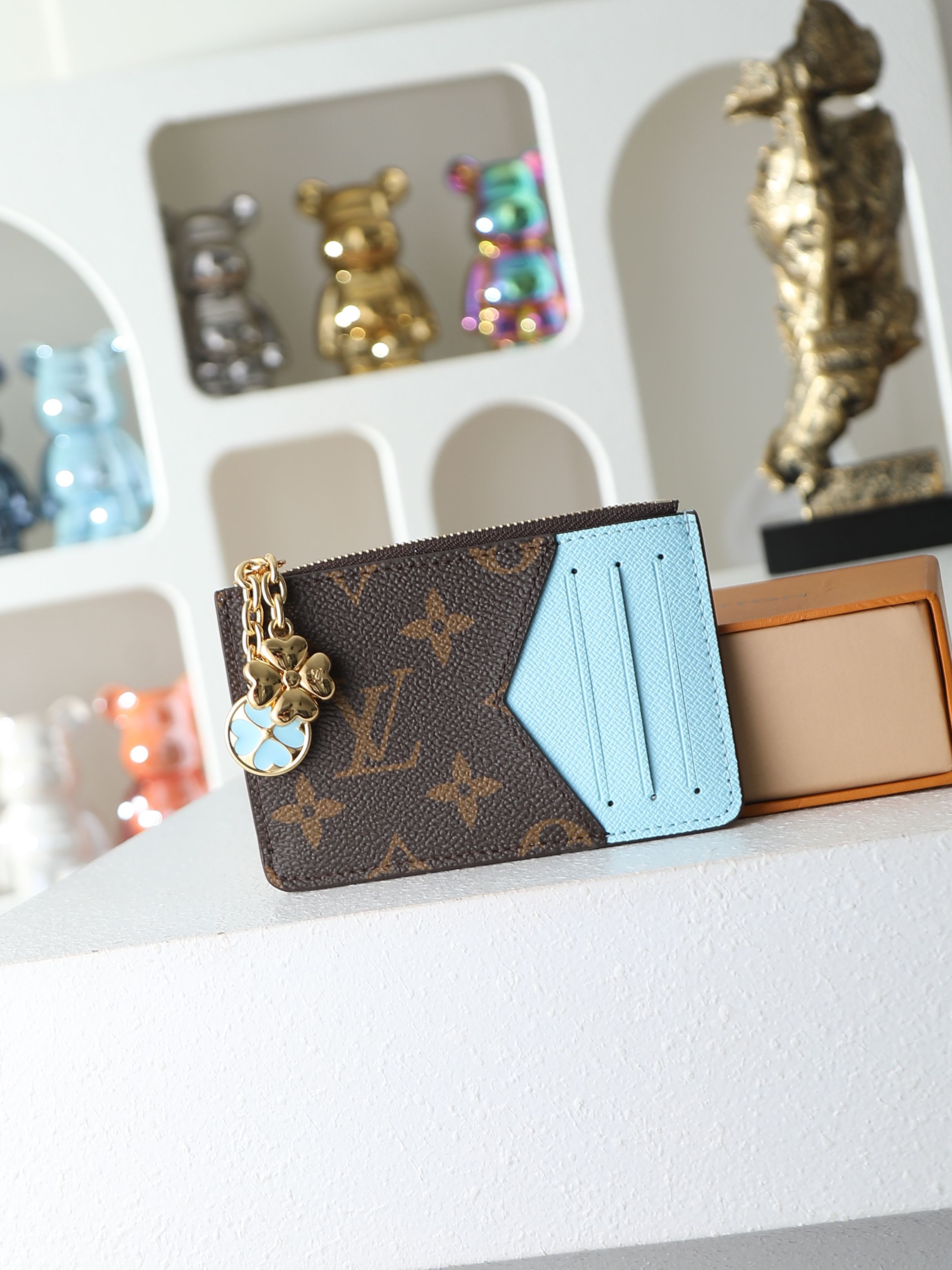 【顶级品质】M27770 蓝LOUIS VUITTON Romy日本限定金色四叶草吊坠涂层帆布卡包女款天