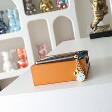 【顶级品质】M27770 蓝LOUIS VUITTON Romy日本限定金色四叶草吊坠涂层帆布卡包女款天 【顶级品质】M27770 蓝LOUIS VUITTON Romy日本限定金色四叶草吊坠涂层帆布卡包女款天