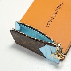 【顶级品质】M27770 蓝LOUIS VUITTON Romy日本限定金色四叶草吊坠涂层帆布卡包女款天 【顶级品质】M27770 蓝LOUIS VUITTON Romy日本限定金色四叶草吊坠涂层帆布卡包女款天