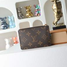 【顶级品质】M27770 蓝LOUIS VUITTON Romy日本限定金色四叶草吊坠涂层帆布卡包女款天 【顶级品质】M27770 蓝LOUIS VUITTON Romy日本限定金色四叶草吊坠涂层帆布卡包女款天