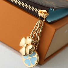 【顶级品质】M27770 蓝LOUIS VUITTON Romy日本限定金色四叶草吊坠涂层帆布卡包女款天 【顶级品质】M27770 蓝LOUIS VUITTON Romy日本限定金色四叶草吊坠涂层帆布卡包女款天