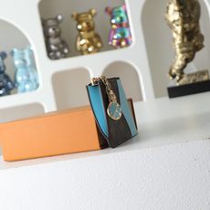 【顶级品质】M27770 蓝LOUIS VUITTON Romy日本限定金色四叶草吊坠涂层帆布卡包女款天 【顶级品质】M27770 蓝LOUIS VUITTON Romy日本限定金色四叶草吊坠涂层帆布卡包女款天