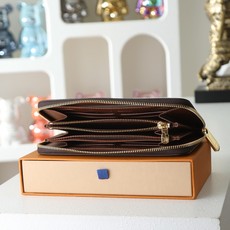 【顶级品质】M42616 棕作为路易威登代表性作品之一,此款Zippy拉链钱夹由Monogram帆布制成 【顶级品质】M42616 棕作为路易威登代表性作品之一,此款Zippy拉链钱夹由Monogram帆布制成