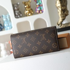 【顶级品质】M62235 粉作为路易威登经典设计之一,Sarah钱夹融合Monogram帆布与粒面皮革内 【顶级品质】M62235 粉作为路易威登经典设计之一,Sarah钱夹融合Monogram帆布与粒面皮革内