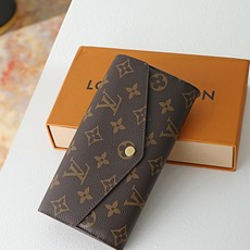 【顶级品质】M62235 粉作为路易威登经典设计之一,Sarah钱夹融合Monogram帆布与粒面皮革内 【顶级品质】M62235 粉作为路易威登经典设计之一,Sarah钱夹融合Monogram帆布与粒面皮革内