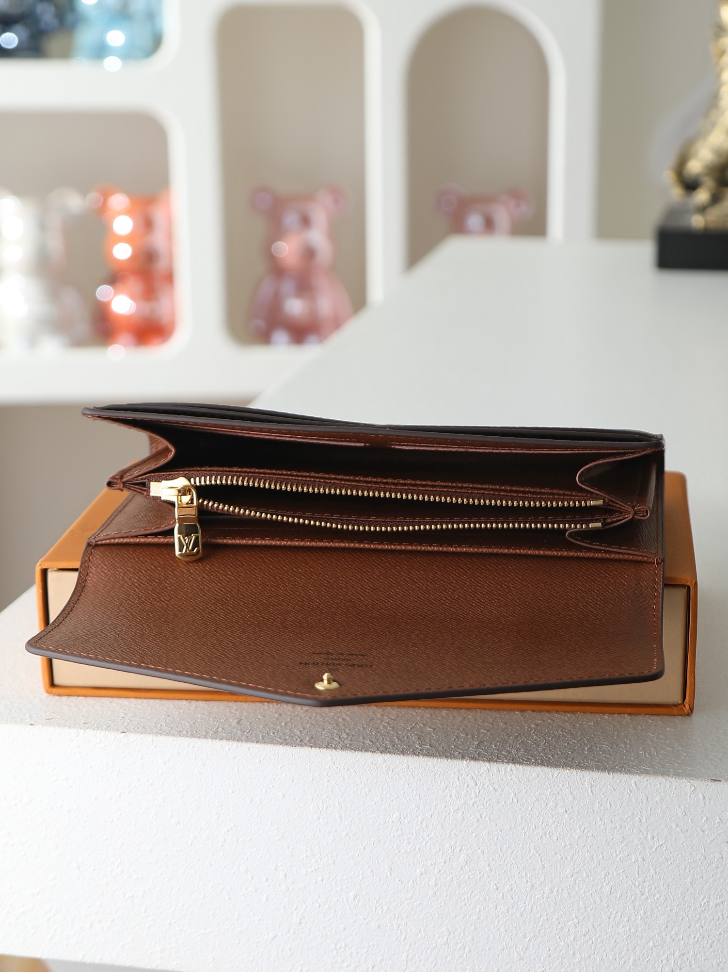 【顶级品质】M60531 棕作为路易威登经典设计之一，Sarah钱夹融合Monogram帆布与粒面皮革内