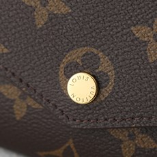【顶级品质】M62235 粉作为路易威登经典设计之一,Sarah钱夹融合Monogram帆布与粒面皮革内 【顶级品质】M62235 粉作为路易威登经典设计之一,Sarah钱夹融合Monogram帆布与粒面皮革内