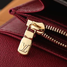 【顶级品质】M62234 玫红作为路易威登经典设计之一,Sarah钱夹融合Monogram帆布与粒面皮革 【顶级品质】M62234 玫红作为路易威登经典设计之一,Sarah钱夹融合Monogram帆布与粒面皮革