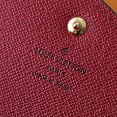 【顶级品质】M62234 玫红作为路易威登经典设计之一,Sarah钱夹融合Monogram帆布与粒面皮革 【顶级品质】M62234 玫红作为路易威登经典设计之一,Sarah钱夹融合Monogram帆布与粒面皮革