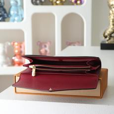 【顶级品质】M62234 玫红作为路易威登经典设计之一,Sarah钱夹融合Monogram帆布与粒面皮革 【顶级品质】M62234 玫红作为路易威登经典设计之一,Sarah钱夹融合Monogram帆布与粒面皮革