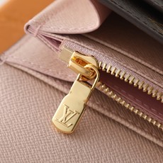 【顶级品质】M62235 粉作为路易威登经典设计之一,Sarah钱夹融合Monogram帆布与粒面皮革内 【顶级品质】M62235 粉作为路易威登经典设计之一,Sarah钱夹融合Monogram帆布与粒面皮革内