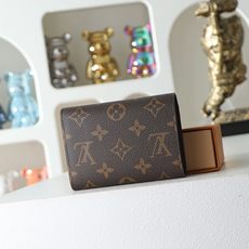 【顶级品质】M62472 棕本款Victorine钱夹取材Monogram帆布,以柔婉格调囊括功能元素, 【顶级品质】M62472 棕本款Victorine钱夹取材Monogram帆布,以柔婉格调囊括功能元素,
