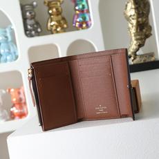 【顶级品质】M62472 棕本款Victorine钱夹取材Monogram帆布,以柔婉格调囊括功能元素, 【顶级品质】M62472 棕本款Victorine钱夹取材Monogram帆布,以柔婉格调囊括功能元素,