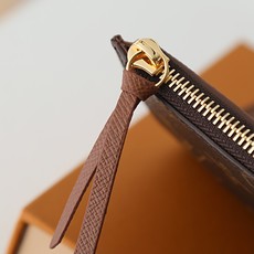 【顶级品质】M62472 棕本款Victorine钱夹取材Monogram帆布,以柔婉格调囊括功能元素, 【顶级品质】M62472 棕本款Victorine钱夹取材Monogram帆布,以柔婉格调囊括功能元素,