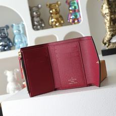 【顶级品质】M41938 玫红本款Victorine钱夹取材Monogram帆布,以柔婉格调囊括功能元素 【顶级品质】M41938 玫红本款Victorine钱夹取材Monogram帆布,以柔婉格调囊括功能元素