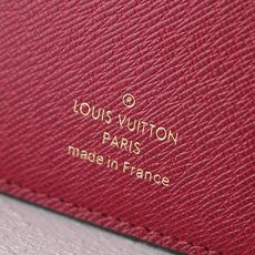 【顶级品质】M41938 玫红本款Victorine钱夹取材Monogram帆布,以柔婉格调囊括功能元素 【顶级品质】M41938 玫红本款Victorine钱夹取材Monogram帆布,以柔婉格调囊括功能元素