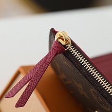 【顶级品质】M41938 玫红本款Victorine钱夹取材Monogram帆布,以柔婉格调囊括功能元素 【顶级品质】M41938 玫红本款Victorine钱夹取材Monogram帆布,以柔婉格调囊括功能元素
