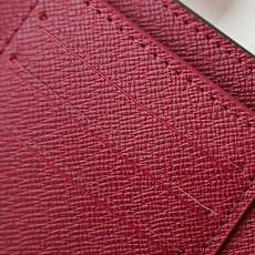 【顶级品质】M41938 玫红本款Victorine钱夹取材Monogram帆布,以柔婉格调囊括功能元素 【顶级品质】M41938 玫红本款Victorine钱夹取材Monogram帆布,以柔婉格调囊括功能元素