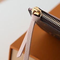 【顶级品质】M62360 粉本款Victorine钱夹取材Monogram帆布,以柔婉格调囊括功能元素, 【顶级品质】M62360 粉本款Victorine钱夹取材Monogram帆布,以柔婉格调囊括功能元素,