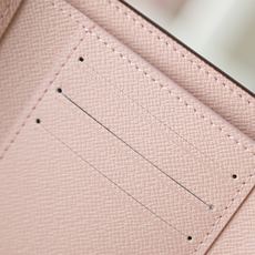 【顶级品质】M62360 粉本款Victorine钱夹取材Monogram帆布,以柔婉格调囊括功能元素, 【顶级品质】M62360 粉本款Victorine钱夹取材Monogram帆布,以柔婉格调囊括功能元素,