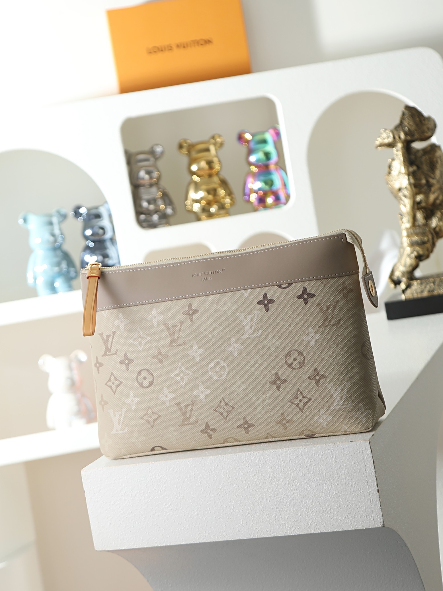 【顶级品质】M29427本款Pochette Voyage Souple手拿包采用Monogram Su