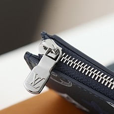 【顶级品质】M29130 蓝Victor 錢包、這款小巧的Victor錢包以Monogram Shado 【顶级品质】M29130 蓝Victor 錢包、這款小巧的Victor錢包以Monogram Shado