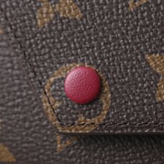 【顶级品质】M41938 紫红豆本款Victorine钱夹取材Monogram帆布,以柔婉格调囊括功能元 【顶级品质】M41938 紫红豆本款Victorine钱夹取材Monogram帆布,以柔婉格调囊括功能元