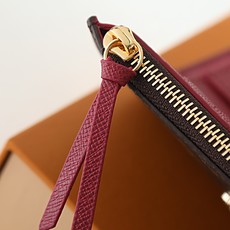 【顶级品质】M41938 紫红豆本款Victorine钱夹取材Monogram帆布,以柔婉格调囊括功能元 【顶级品质】M41938 紫红豆本款Victorine钱夹取材Monogram帆布,以柔婉格调囊括功能元