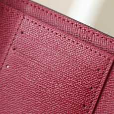 【顶级品质】M41938 紫红豆本款Victorine钱夹取材Monogram帆布,以柔婉格调囊括功能元 【顶级品质】M41938 紫红豆本款Victorine钱夹取材Monogram帆布,以柔婉格调囊括功能元