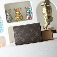 【顶级品质】M62472 棕色豆本款Victorine钱夹取材Monogram帆布,以柔婉格调囊括功能元 【顶级品质】M62472 棕色豆本款Victorine钱夹取材Monogram帆布,以柔婉格调囊括功能元
