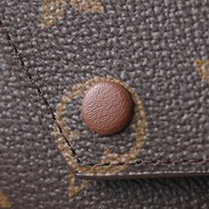 【顶级品质】M62472 棕色豆本款Victorine钱夹取材Monogram帆布,以柔婉格调囊括功能元 【顶级品质】M62472 棕色豆本款Victorine钱夹取材Monogram帆布,以柔婉格调囊括功能元