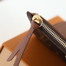 【顶级品质】M62472 棕色豆本款Victorine钱夹取材Monogram帆布,以柔婉格调囊括功能元 【顶级品质】M62472 棕色豆本款Victorine钱夹取材Monogram帆布,以柔婉格调囊括功能元