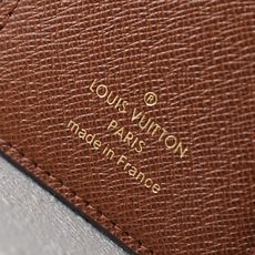 【顶级品质】M62472 棕色豆本款Victorine钱夹取材Monogram帆布,以柔婉格调囊括功能元 【顶级品质】M62472 棕色豆本款Victorine钱夹取材Monogram帆布,以柔婉格调囊括功能元