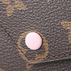 【顶级品质】M41938 皮扣粉本款Victorine钱夹取材Monogram帆布,以柔婉格调囊括功能元 【顶级品质】M41938 皮扣粉本款Victorine钱夹取材Monogram帆布,以柔婉格调囊括功能元