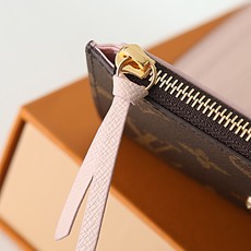 【顶级品质】M41938 皮扣粉本款Victorine钱夹取材Monogram帆布,以柔婉格调囊括功能元 【顶级品质】M41938 皮扣粉本款Victorine钱夹取材Monogram帆布,以柔婉格调囊括功能元