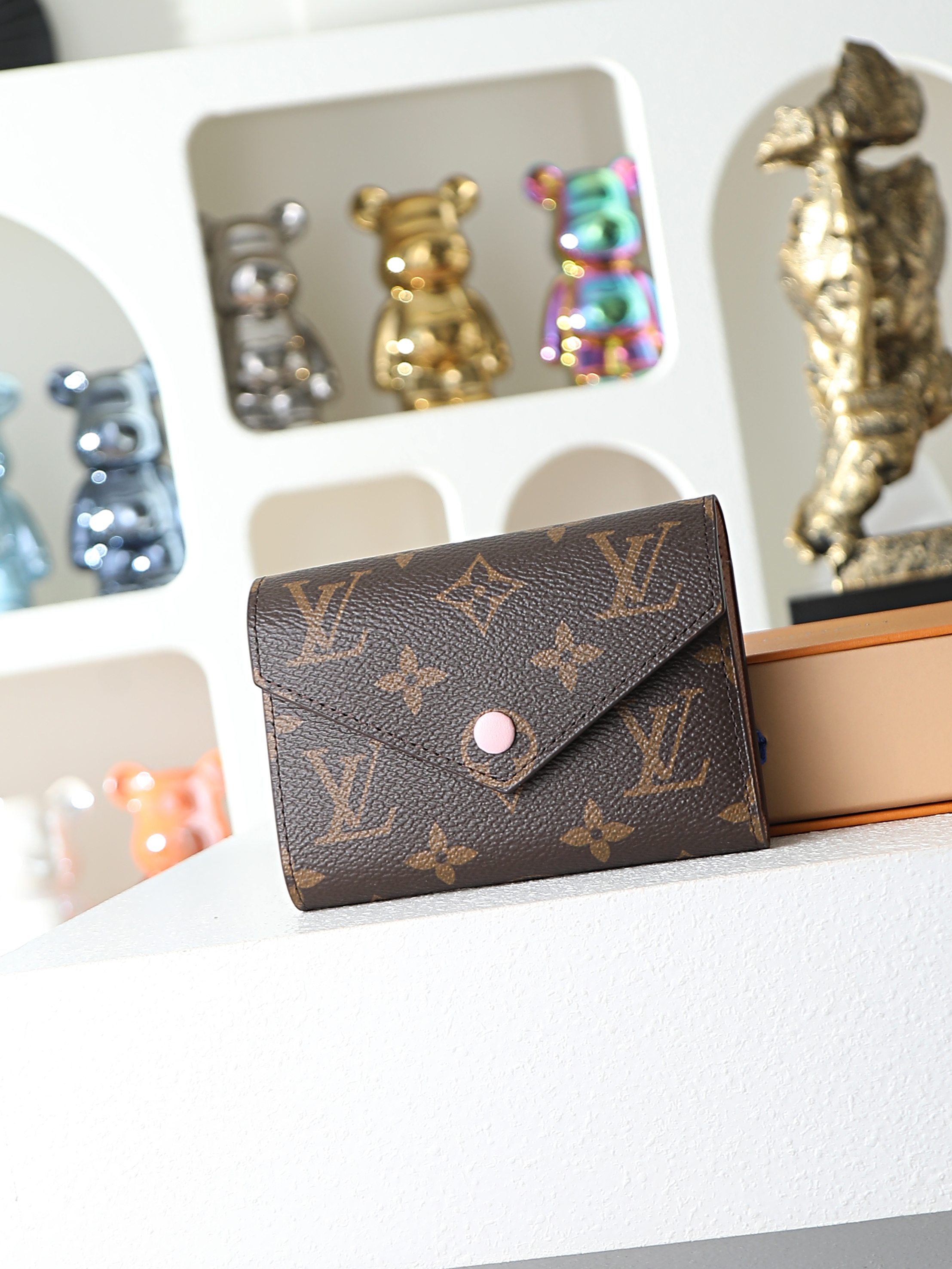【顶级品质】M41938 皮扣粉本款Victorine钱夹取材Monogram帆布，以柔婉格调囊括功能元