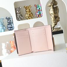 【顶级品质】M41938 皮扣粉本款Victorine钱夹取材Monogram帆布,以柔婉格调囊括功能元 【顶级品质】M41938 皮扣粉本款Victorine钱夹取材Monogram帆布,以柔婉格调囊括功能元