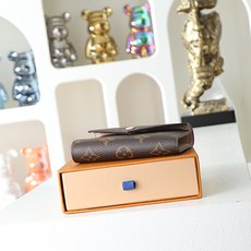 【顶级品质】M41938 皮扣粉本款Victorine钱夹取材Monogram帆布,以柔婉格调囊括功能元 【顶级品质】M41938 皮扣粉本款Victorine钱夹取材Monogram帆布,以柔婉格调囊括功能元
