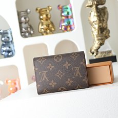 【顶级品质】M41938 皮扣粉本款Victorine钱夹取材Monogram帆布,以柔婉格调囊括功能元 【顶级品质】M41938 皮扣粉本款Victorine钱夹取材Monogram帆布,以柔婉格调囊括功能元