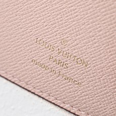 【顶级品质】M41938 皮扣粉本款Victorine钱夹取材Monogram帆布,以柔婉格调囊括功能元 【顶级品质】M41938 皮扣粉本款Victorine钱夹取材Monogram帆布,以柔婉格调囊括功能元