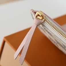 【顶级品质】M64022 皮扣粉本款Victorine钱夹取材Monogram帆布,以柔婉格调囊括功能元 【顶级品质】M64022 皮扣粉本款Victorine钱夹取材Monogram帆布,以柔婉格调囊括功能元